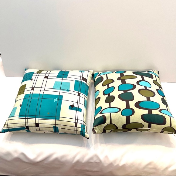 Two Mid Century Atomic Lines Geometric Throw pillow covers with inserts 16”X16” - Picture 2 of 6